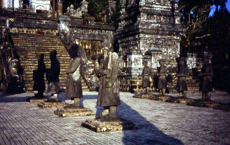 Ghe tham cac lang tam o Hue nam 1986 duoi goc anh phuong Tay-Hinh-2