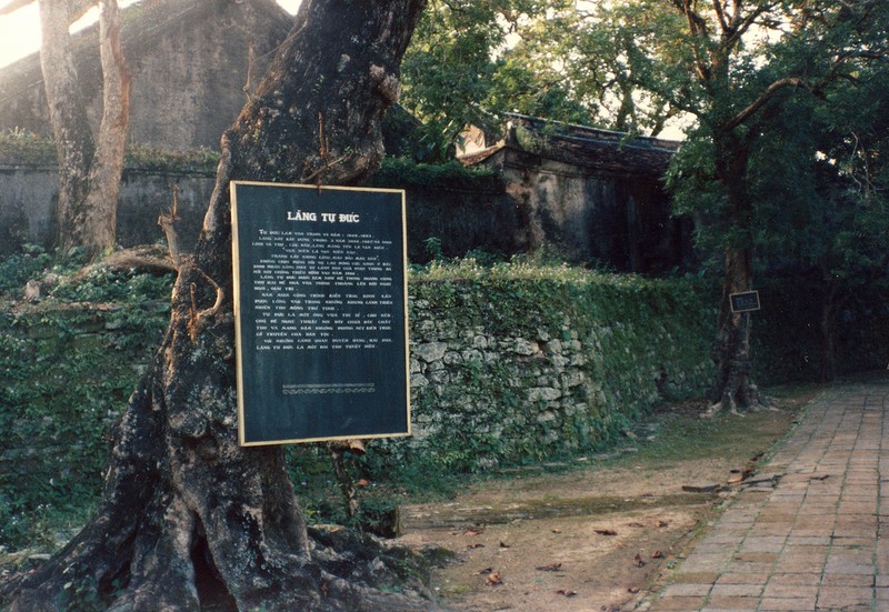 Ghe tham cac lang tam o Hue nam 1986 duoi goc anh phuong Tay-Hinh-8