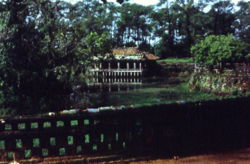 Ghe tham cac lang tam o Hue nam 1986 duoi goc anh phuong Tay-Hinh-9