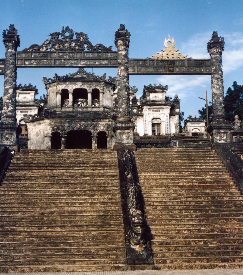 Ghe tham cac lang tam o Hue nam 1986 duoi goc anh phuong Tay