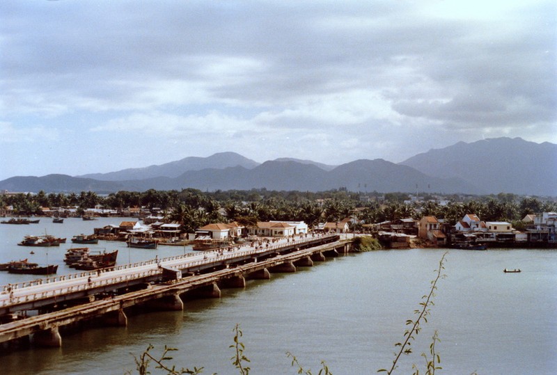 Loat anh hiem ve phong canh Nha Trang nam 1988 qua ong kinh khach quoc te-Hinh-3