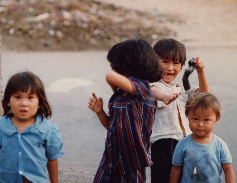 Ngam tre em o TP. HCM nam 1988 qua loat anh cua du khach Tay-Hinh-7