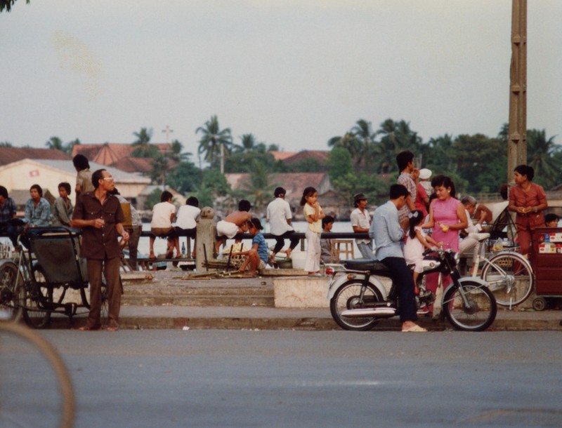 TP. HCM nam 1988 cuc song dong qua loat anh cua khach ngoai