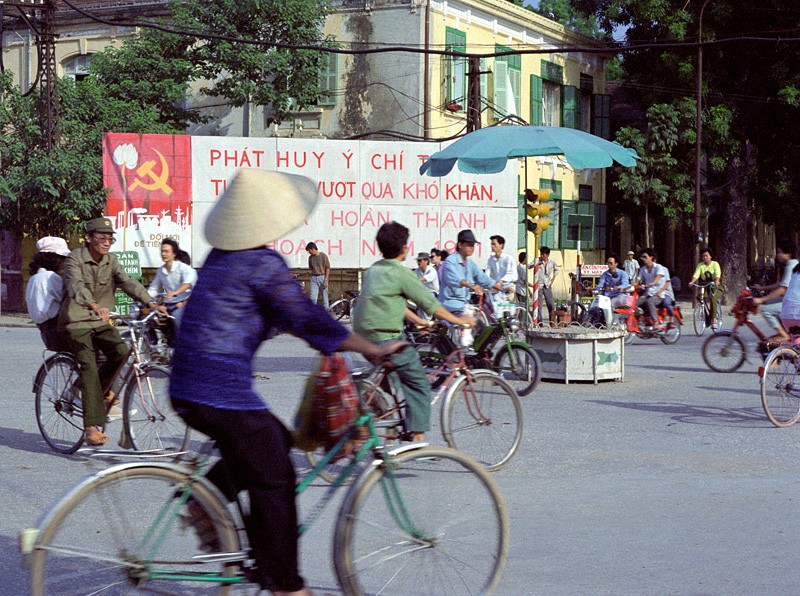 Thu do Ha Noi nam 1991 cuc song dong qua loat anh quy