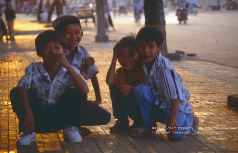 Net hon nhien cua tre em o TPHCM nam 1993 qua ong kinh khach Tay-Hinh-4