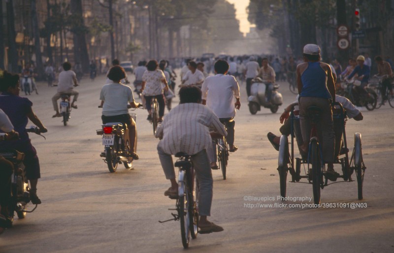 Giao thong o TP. HCM nam 1993 cuc sinh dong qua goc anh nguoi Duc