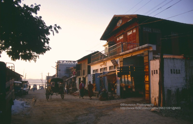 Anh dac sac ve thanh pho dong dan thu hai Myanmar nam 1992-Hinh-4