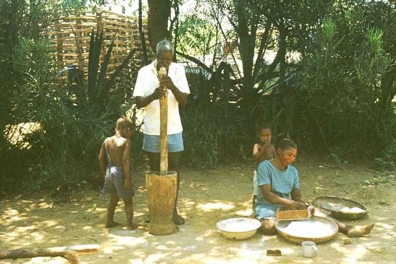 Mozambique nam 1979-1982 qua loat anh song dong-Hinh-10