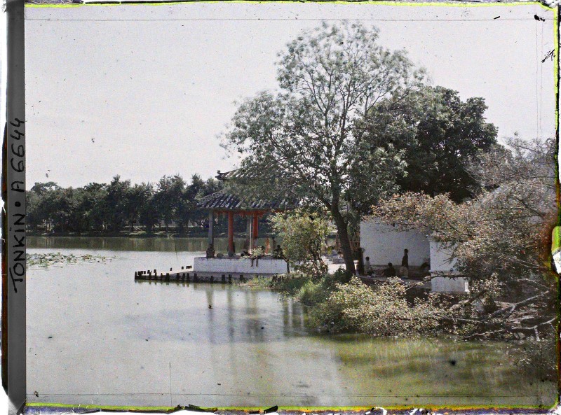 Ho Hoan Kiem - den Ngoc Son trong khac la trong anh mau 1915