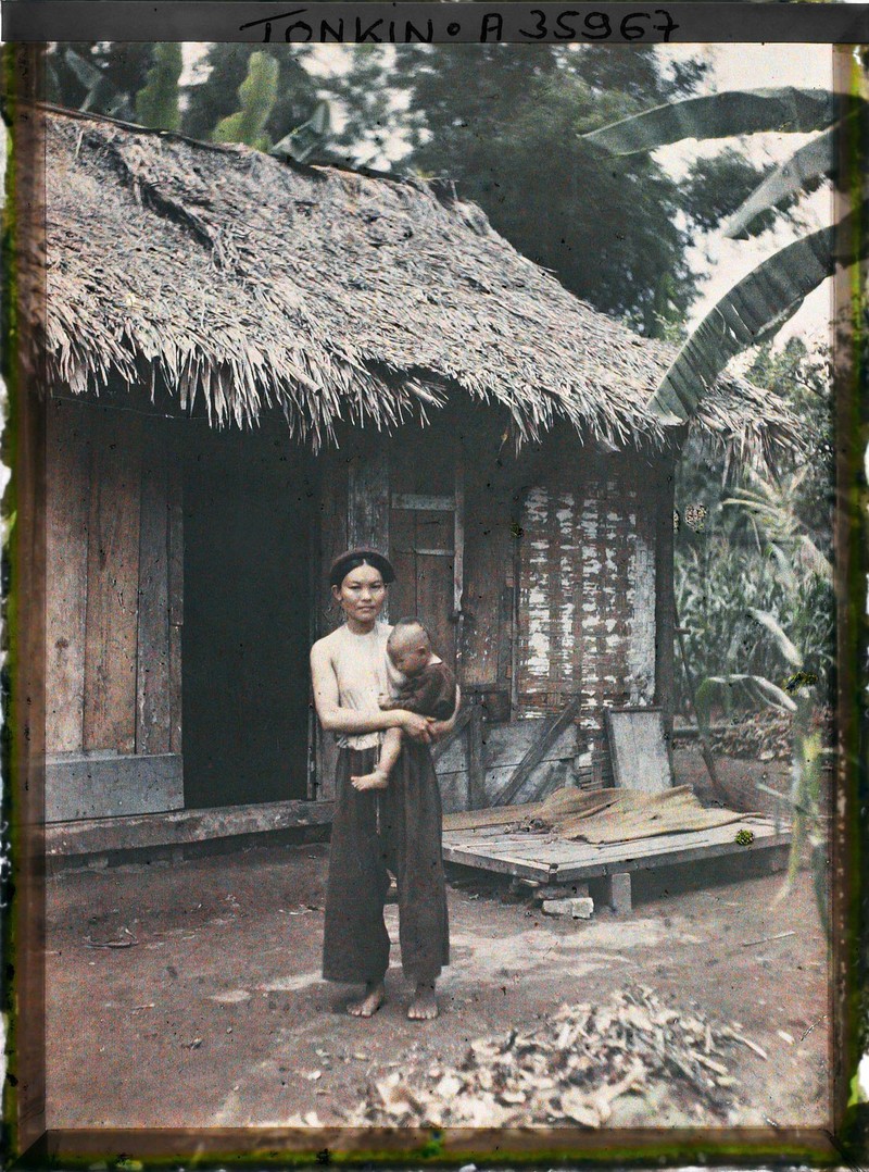 Anh mau cuc hiem ve phu nu nong thon Bac Bo nam 1921