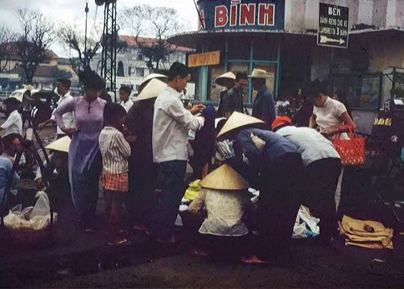 Chum anh hiem ve hop cho tren via he Sai Gon nam 1967-1968