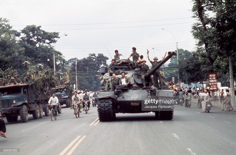 Bau khong khi hao huc cua Sai Gon ngay 30/4/1975 qua anh doc-Hinh-2