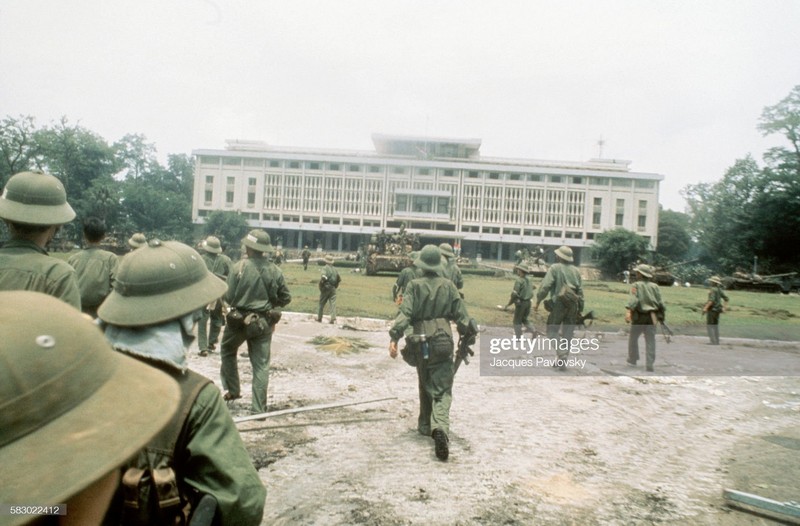 Bau khong khi hao huc cua Sai Gon ngay 30/4/1975 qua anh doc-Hinh-5