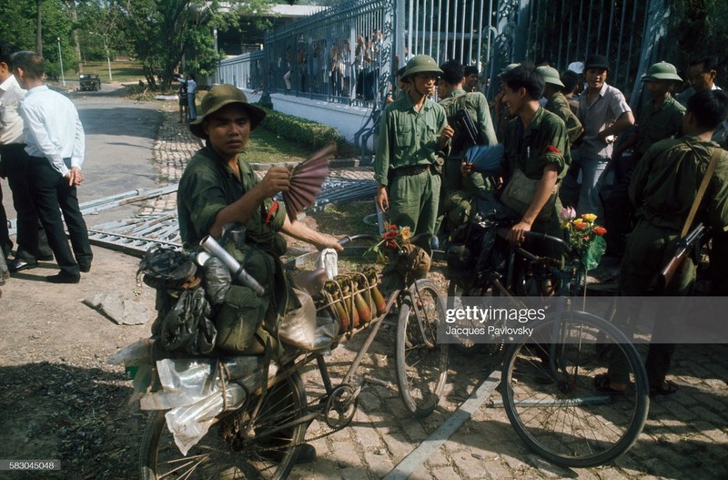 Bau khong khi hao huc cua Sai Gon ngay 30/4/1975 qua anh doc-Hinh-7