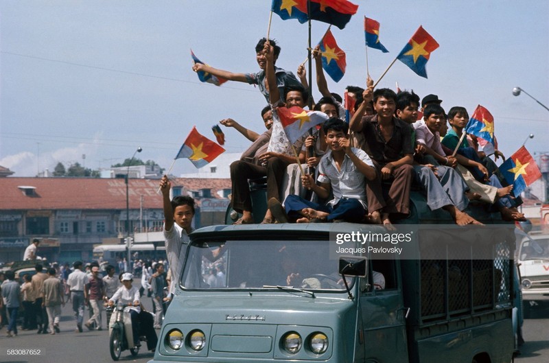 Bau khong khi hao huc cua Sai Gon ngay 30/4/1975 qua anh doc-Hinh-9