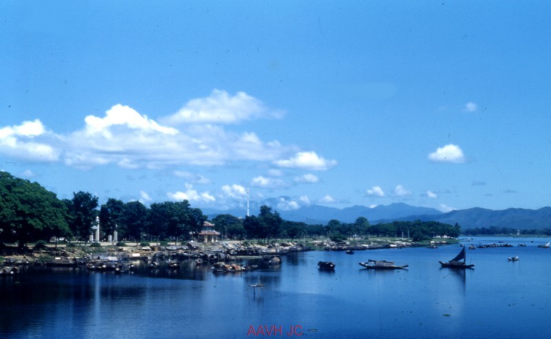 Anh mau kho quen ve song Huong nam 1951