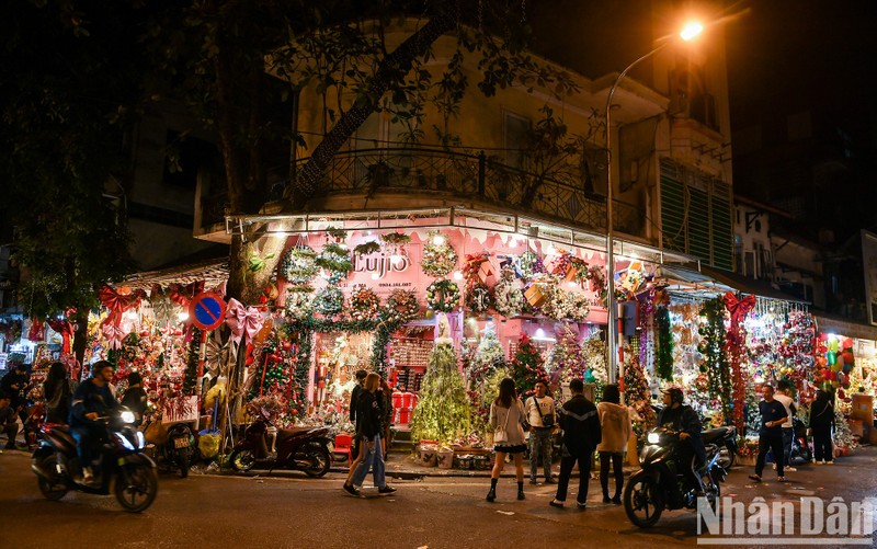 Khong khi Giang sinh tran ngap pho phuong Ha Noi-Hinh-16