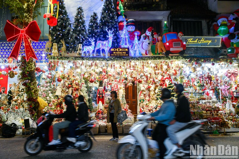 Khong khi Giang sinh tran ngap pho phuong Ha Noi-Hinh-2