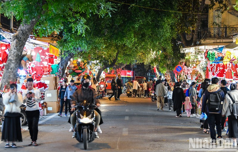 Khong khi Giang sinh tran ngap pho phuong Ha Noi