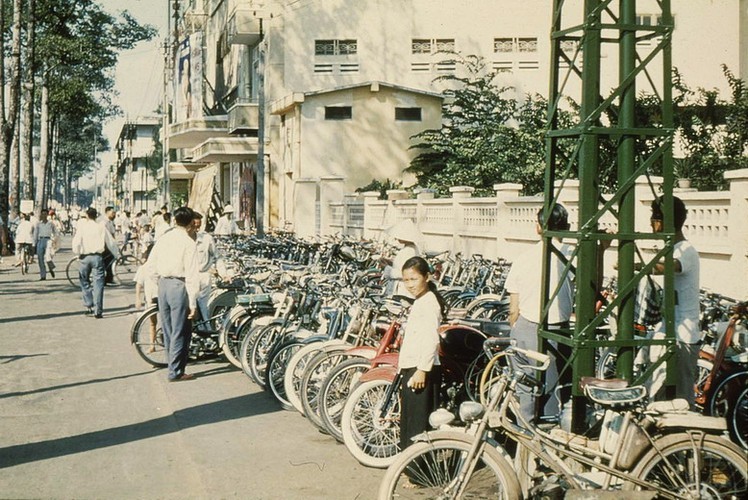 Canh muu sinh tren duong pho Sai Gon nam 1956-Hinh-5