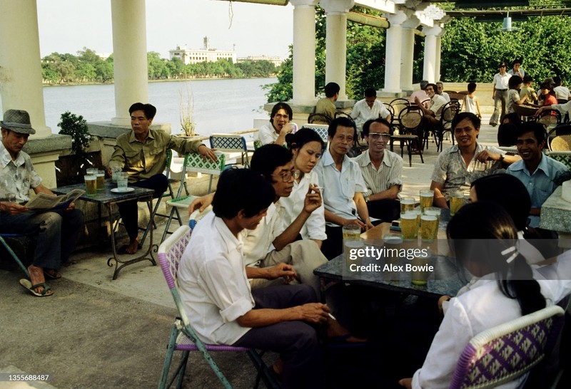 Ha Noi nam 1984 cuc soi dong va day mau sac-Hinh-2