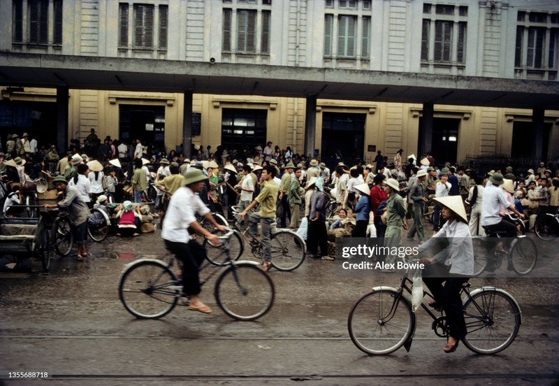 Ha Noi nam 1984 cuc soi dong va day mau sac