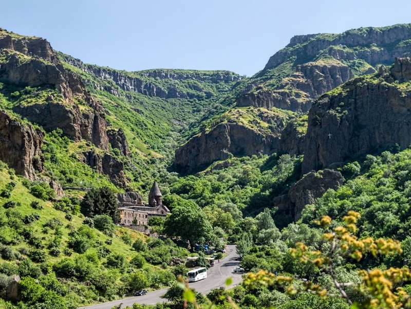 Choang ngop voi tu vien co noi tieng nhat vung nui Kavkaz-Hinh-10