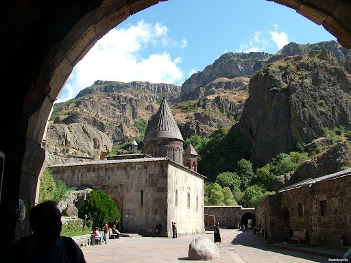 Choang ngop voi tu vien co noi tieng nhat vung nui Kavkaz-Hinh-8