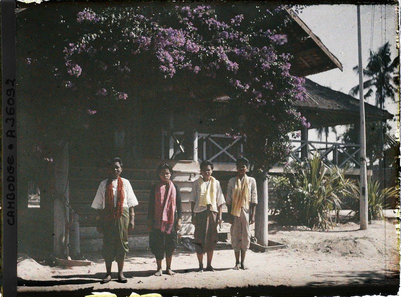 Anh hiem ve thon nu Campuchia nam 1921 qua ong kinh nguoi Phap