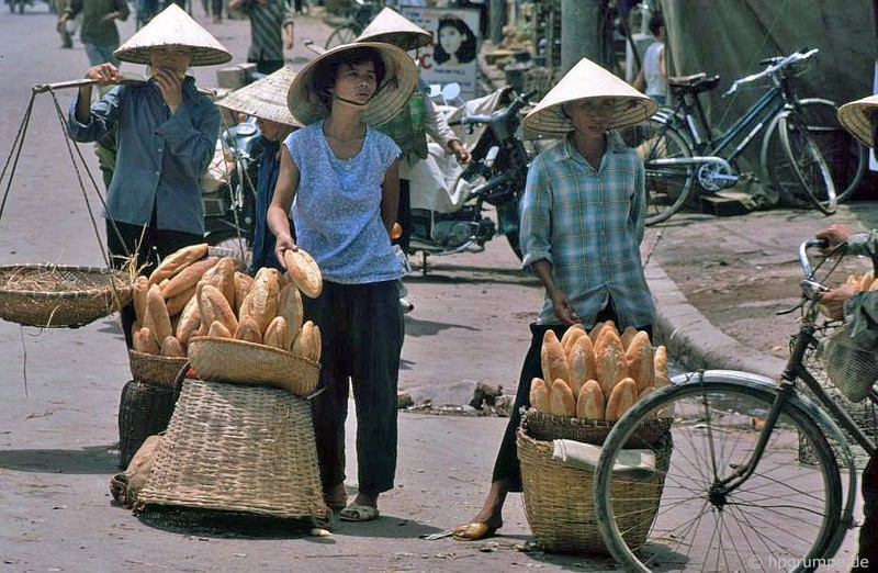 Anh sinh dong ve phu nu Ha Noi nhung nam 1991 - 1993-Hinh-11