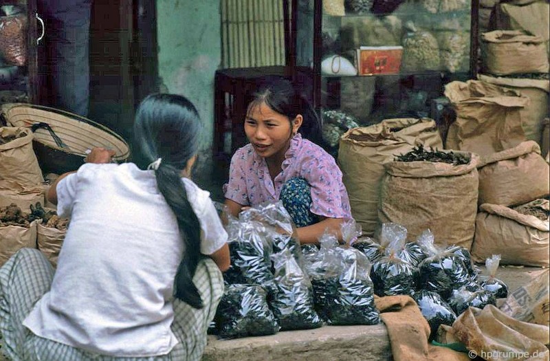 Anh sinh dong ve phu nu Ha Noi nhung nam 1991 - 1993-Hinh-12