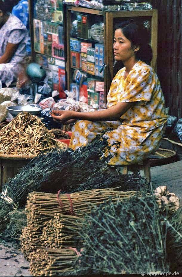 Anh sinh dong ve phu nu Ha Noi nhung nam 1991 - 1993-Hinh-13