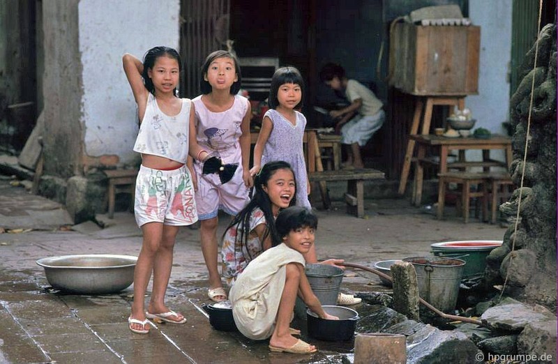 Anh sinh dong ve phu nu Ha Noi nhung nam 1991 - 1993-Hinh-14