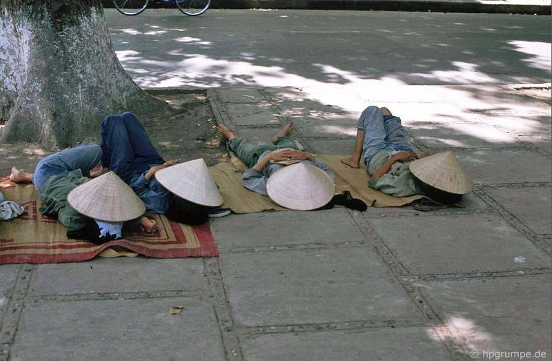 Anh sinh dong ve phu nu Ha Noi nhung nam 1991 - 1993-Hinh-8