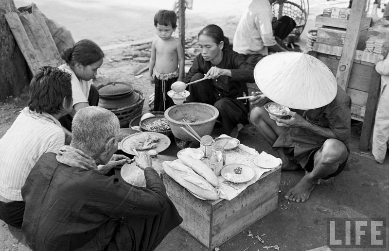 Hinh doc ve canh muu sinh tren duong pho Sai Gon nam 1950-Hinh-10