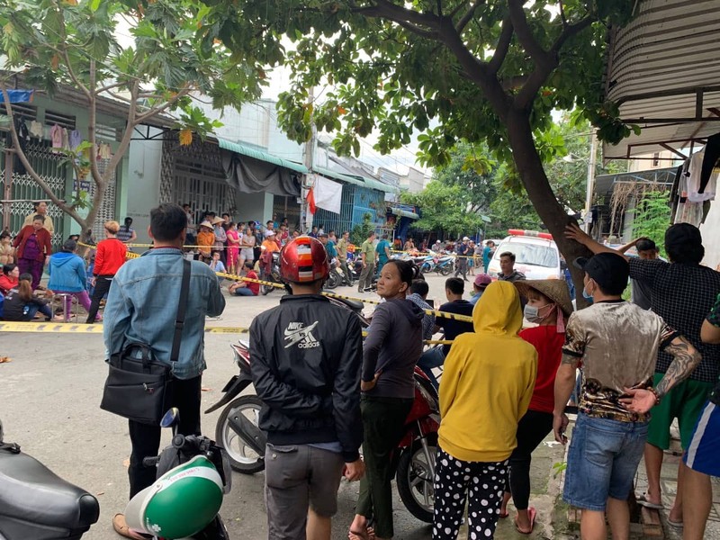 Nguoi phu nu tu vong voi vet nhieu cat tren co trong phong tro