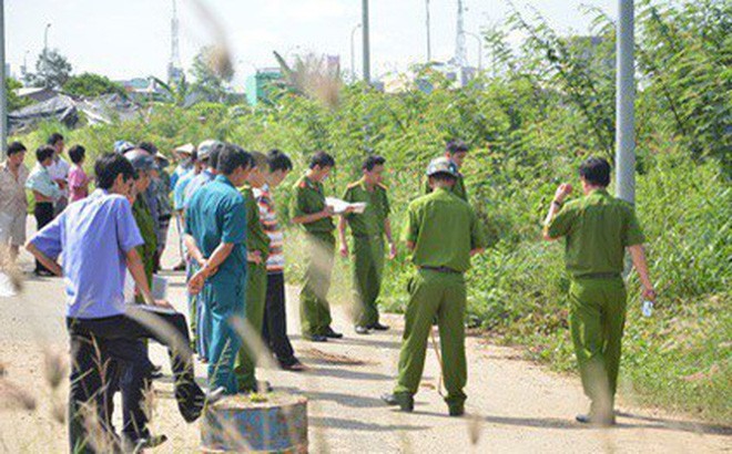 Nhom cuop o Sai Gon ep xe doi nam nu rot xuong kenh roi lay tai san