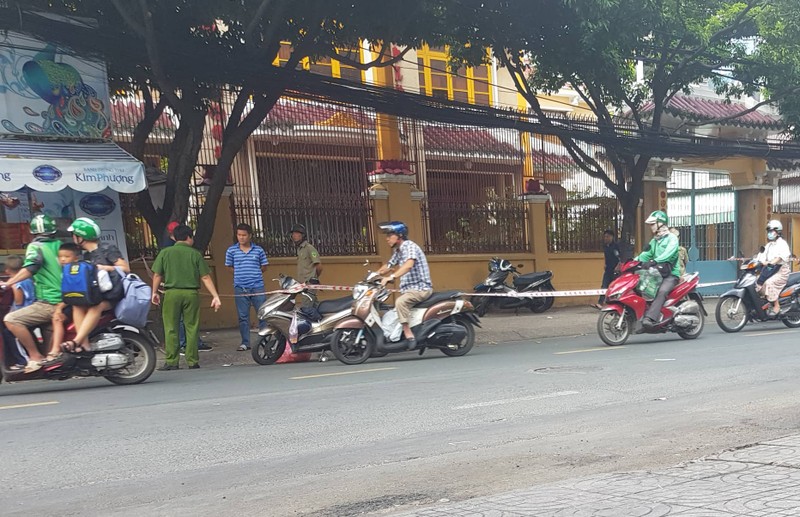 4 gio noi thanh cong canh tay cua nguoi dan ong bi giang ho chem dut lia tren pho Sai Gon