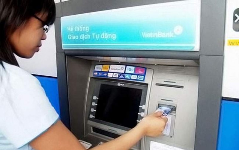 Nhom nguoi Trung Quoc gan thiet bi “la” trom thong tin the ATM khach chiem doat tai san