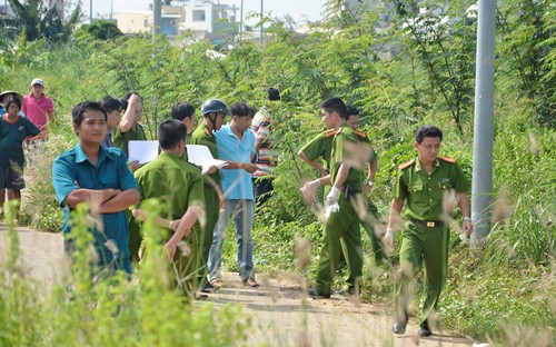 Hai thanh nien giet nguoi dan ong roi mang thi the vut o cau treo