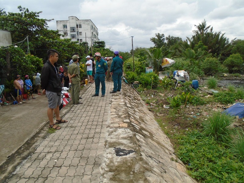 Hai thanh nien trom loa keo keo nhay xuong kenh do bi truy duoi, 1 nguoi chet duoi-Hinh-2