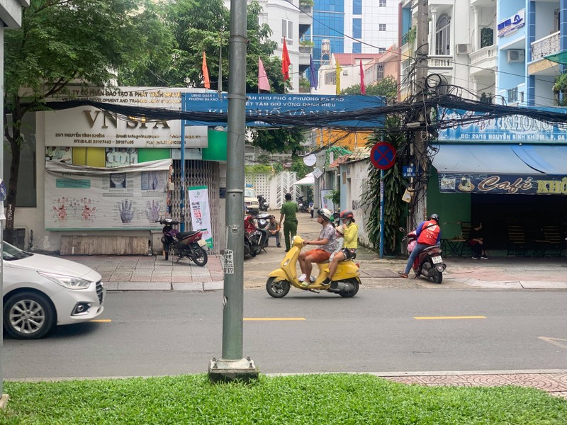 Cong an vao cuoc vu tham phan, giang vien cung nhom nguoi la bi to ngang nhien xong vao nha dan, “bat coc” 3 chau nho-Hinh-3