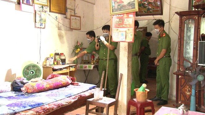 Nguoi phu nu chet ngoai hien, ben canh nguoi dan ong tu vong trong tu the treo co