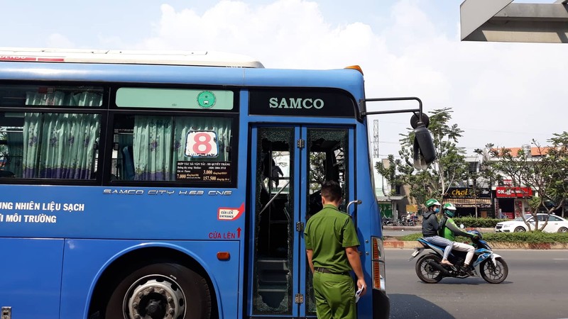 'Giang ho' chan xe buyt truoc Gigamall Sai Gon dap pha khien nhieu nguoi hoang so