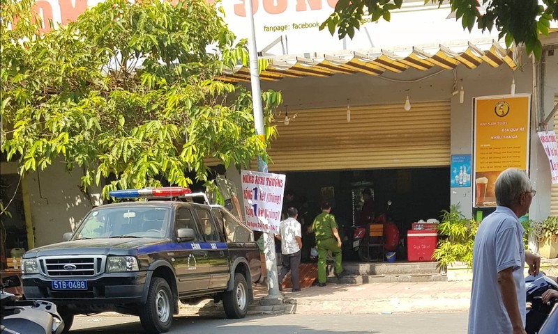 Dam chem nhau loan xa ngay khai truong quan nhau khien 1 nguoi chet tai cho