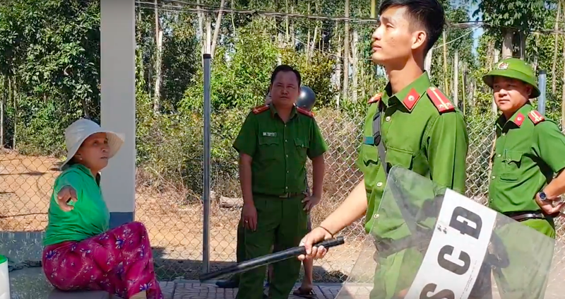 Thanh nien trom mai Tet cam dao chem ngang bung trung uy cong an-Hinh-2