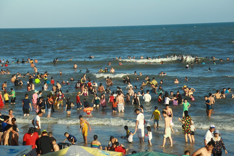 Hai du khach tu vong khi tam bien o khu du an Furama Resort