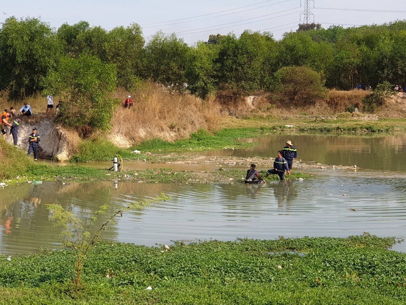 Hai be gai tu vong thuong tam duoi ho nuoc o Binh Duong