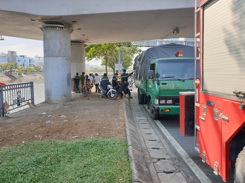 Hai vo chong nhay kenh Tau Hu tu tu bo lai con nho 3 tuoi-Hinh-2