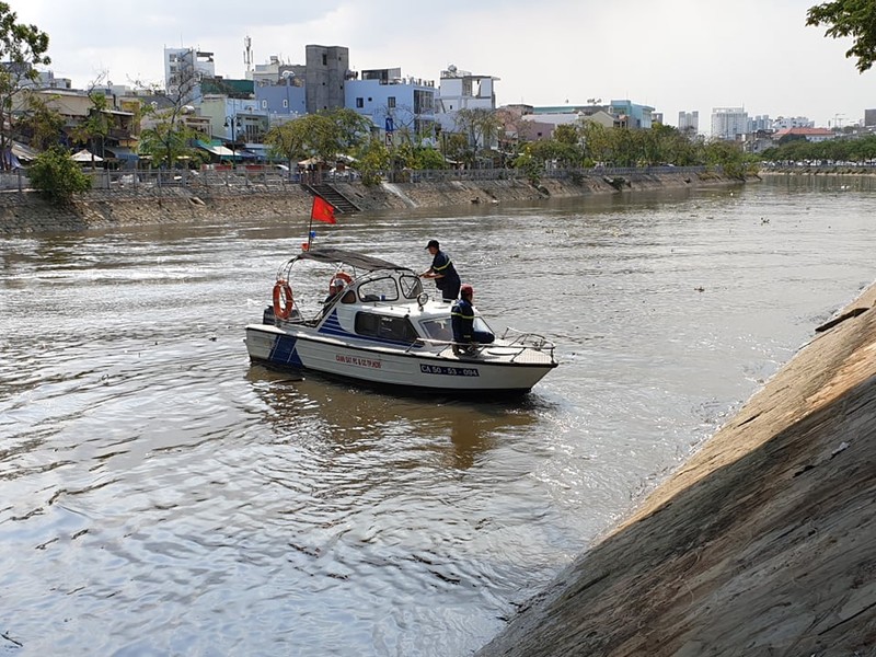 Hai vo chong nhay kenh Tau Hu tu tu bo lai con nho 3 tuoi-Hinh-3